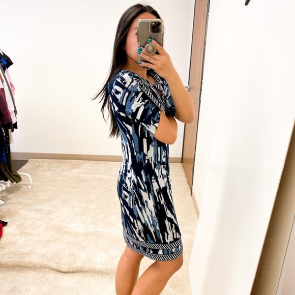 BCBGMaxAzria | Koe V-Neck Printed Stretchy Shift Dress Blue | XS - Picture 3 of 12